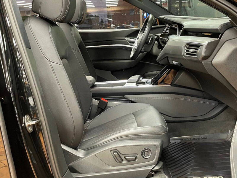 2022 Audi e-tron quattro Premium Plus