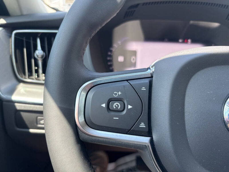 2024 Volvo XC60 B5 Core Dark Theme
