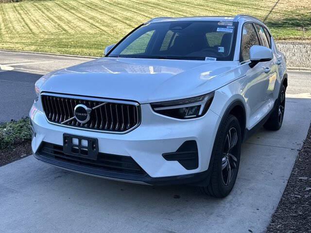 2025 Volvo XC40 B5 Core Bright Theme
