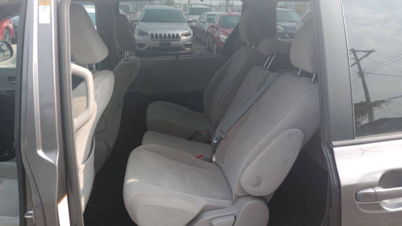 2017 Toyota Sienna LE 7-Passenger Auto Access Seat