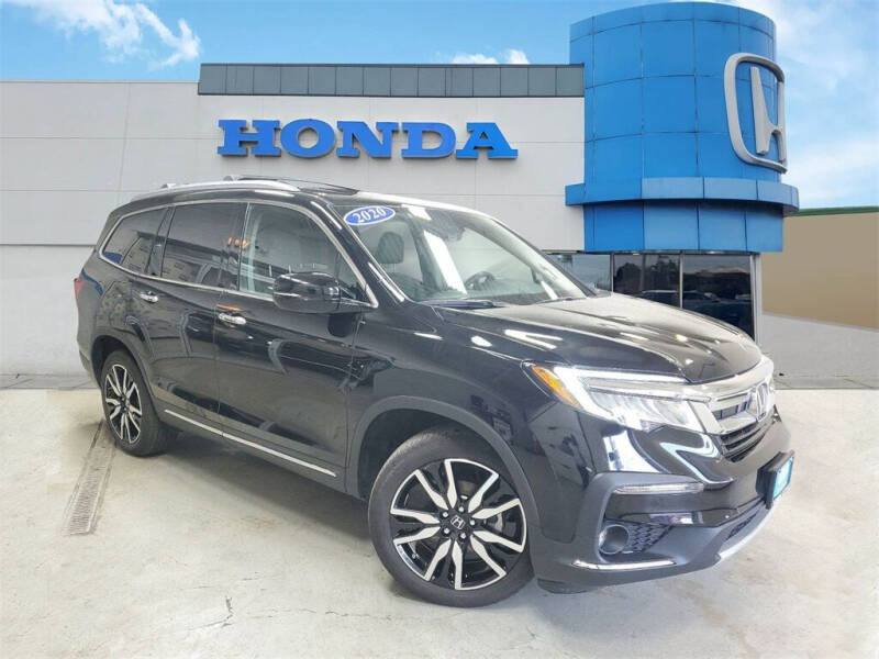 2020 Honda Pilot Touring w/Rear Captain's Chairs