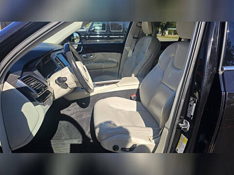 2017 Volvo XC90 T6 Momentum