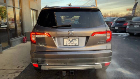 2021 Honda Pilot Touring w/Rear Captain's Chairs