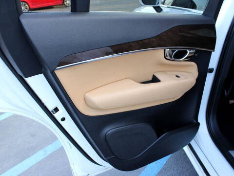 2016 Volvo XC90 T6 Momentum