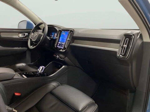 2025 Volvo XC40 B5 Plus Bright Theme