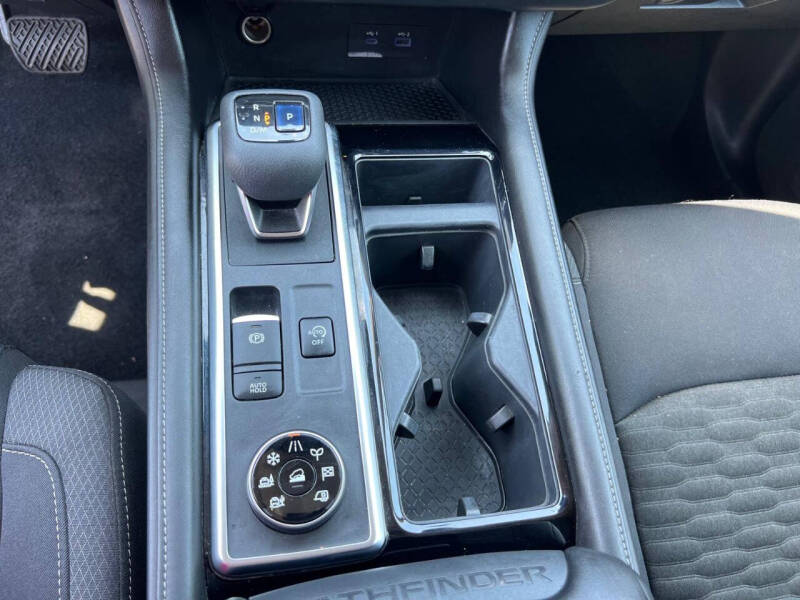 2022 Nissan Pathfinder SV