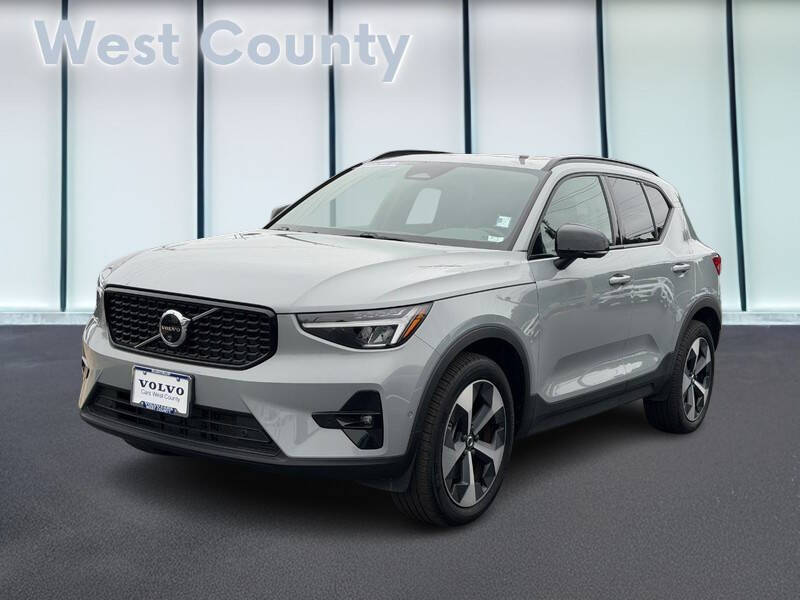 2025 Volvo XC40 B5 Plus Dark Theme