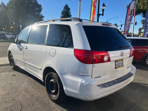 2006 Toyota Sienna LE 8 Passenger