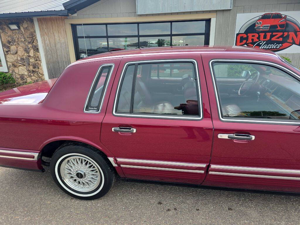 1993 Lincoln Town Car 9