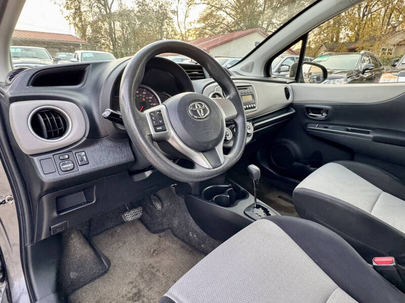 2013 Toyota Yaris 5-Door LE