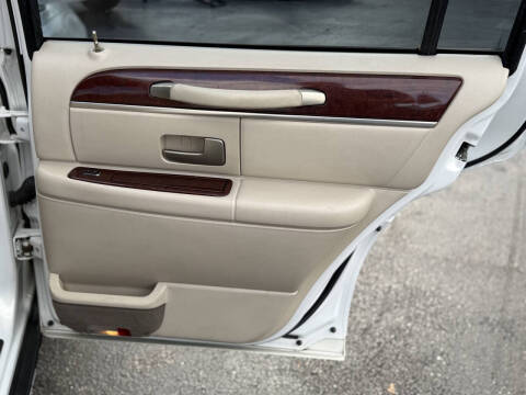 2003 Lincoln Town Car Signature