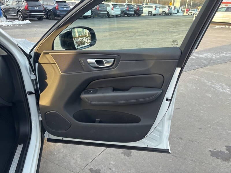 2025 Volvo XC60 B5 Plus Dark Theme