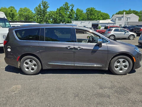 2017 Chrysler Pacifica Hybrid Platinum
