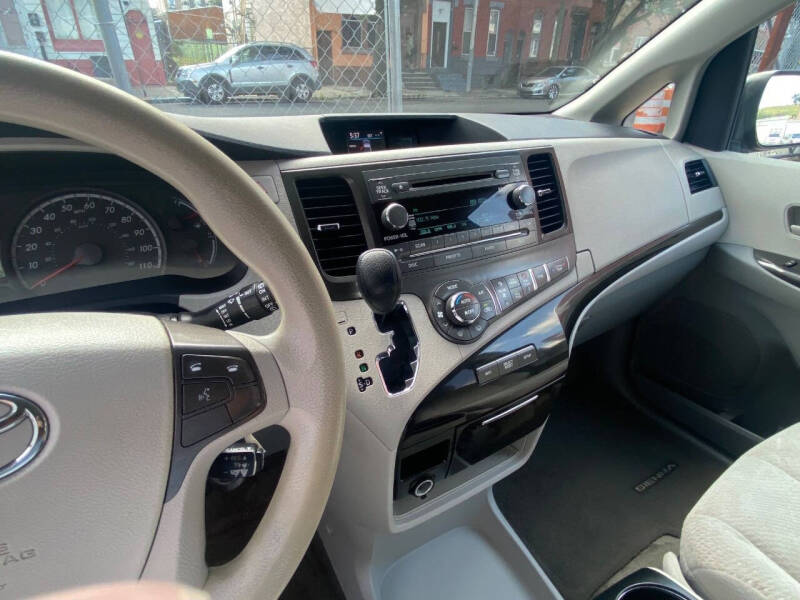 2014 Toyota Sienna LE 7-Passenger Auto Access Seat