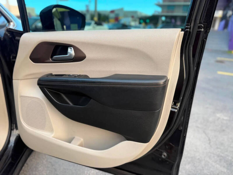 2017 Chrysler Pacifica Touring-L Plus