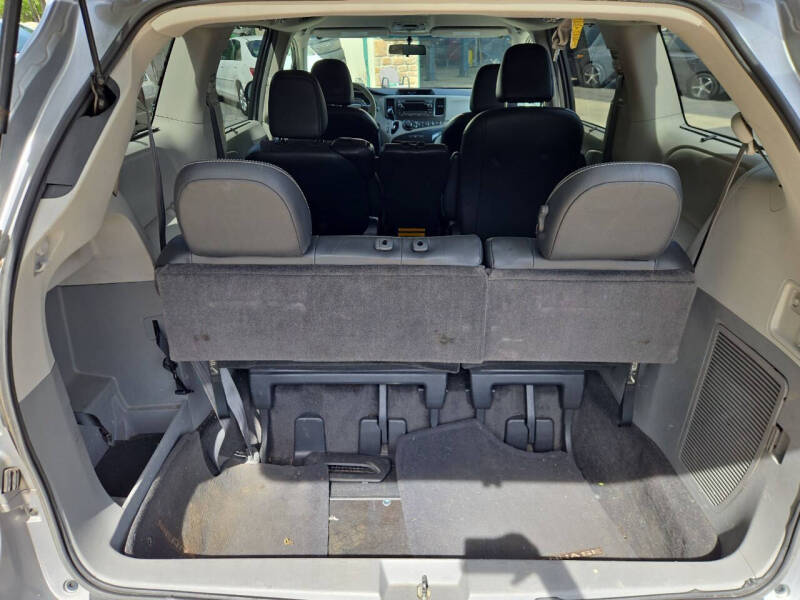2011 Toyota Sienna SE 8-Passenger
