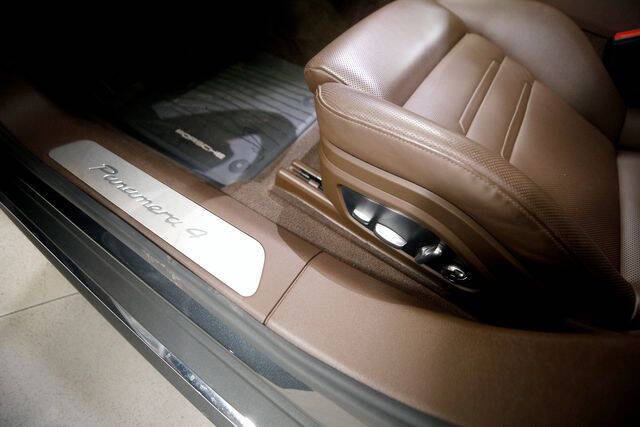 2018 Porsche Panamera 4 Executive