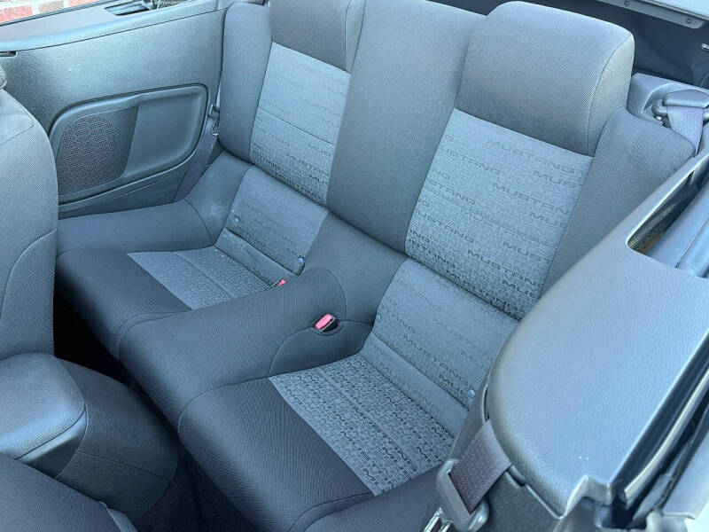 2006 Ford Mustang V6 Deluxe