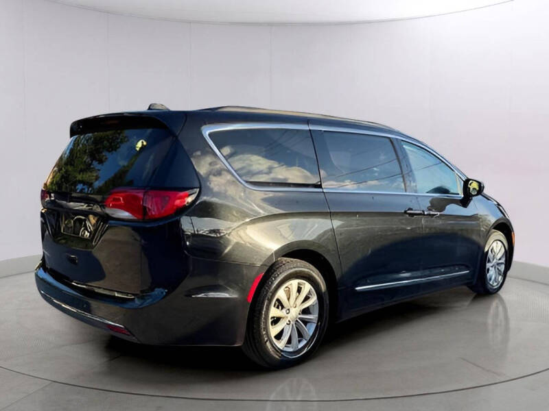 2017 Chrysler Pacifica Touring-L photo 3