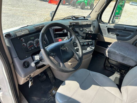 2012 Freightliner Cascadia 113 Semi Truck