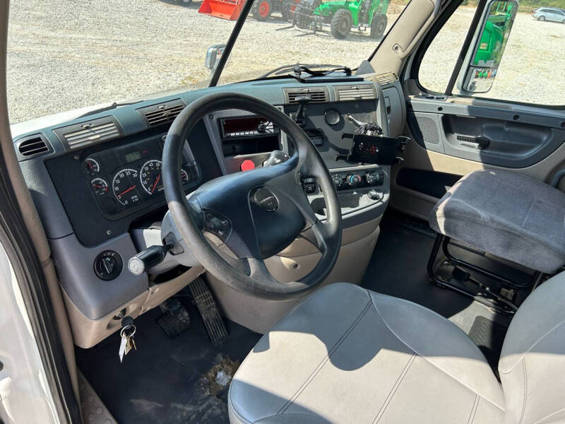 2012 Freightliner Cascadia 113 Semi Truck