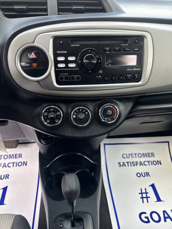 2013 Toyota Yaris 5-Door LE
