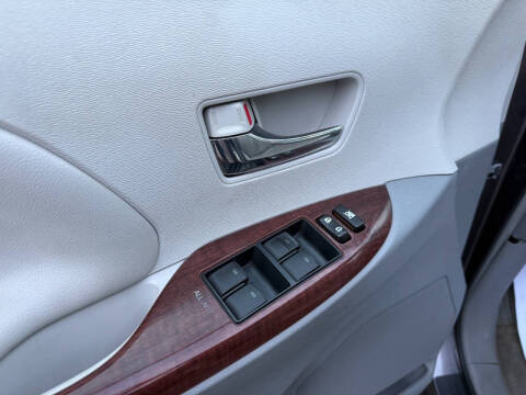 2013 Toyota Sienna XLE 7-Passenger