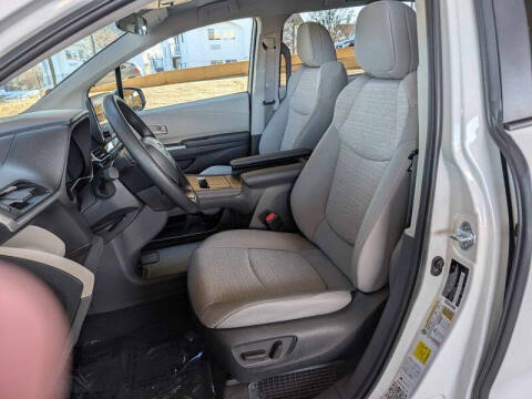 2025 Toyota Sienna LE 8-Passenger