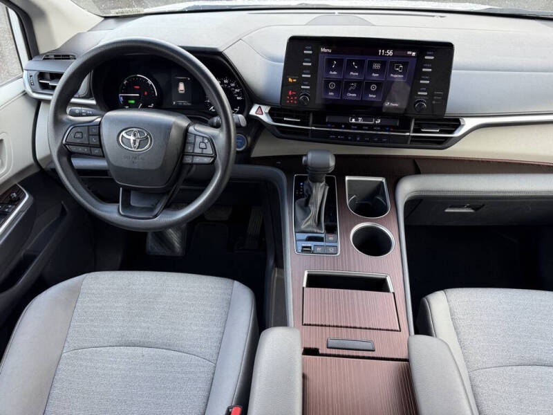 2024 Toyota Sienna LE 8-Passenger