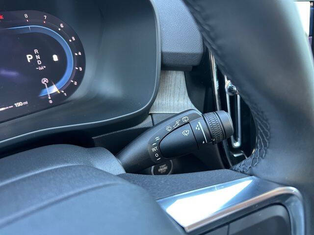 2023 Volvo XC40 B5 Ultimate Dark Theme