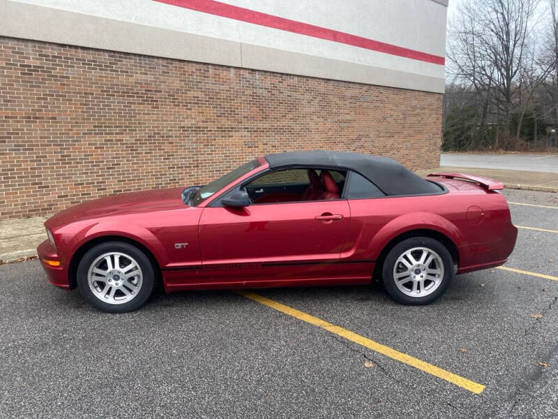 2005 Ford Mustang GT Deluxe photo 2