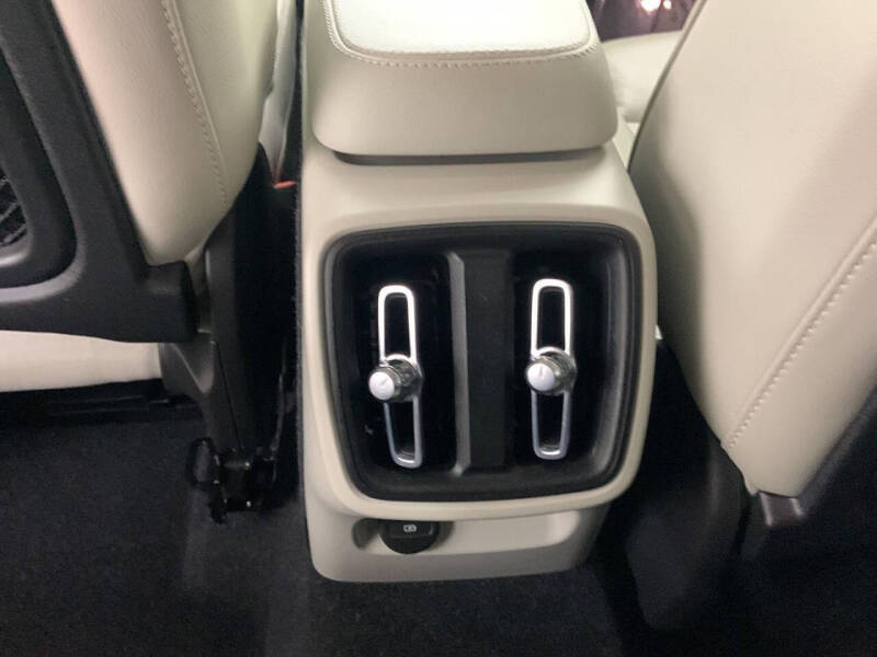 2023 Volvo XC40 B4 Ultimate Dark Theme