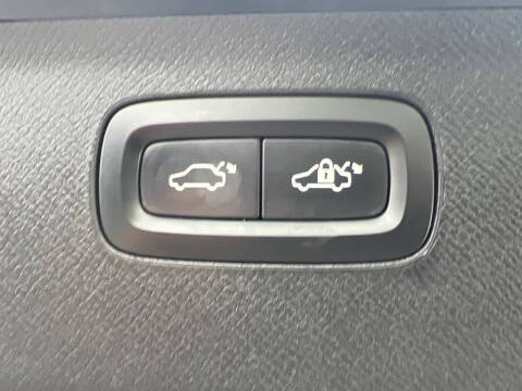 2016 Volvo XC90 T5 Momentum