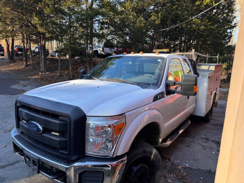 2015 Ford F-350 Super Duty Chassis Cab XLT photo 3