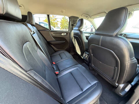 2021 Volvo XC40 T5 Momentum