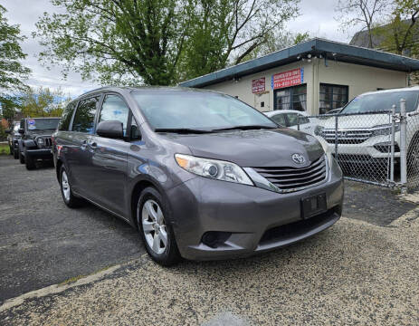 2016 Toyota Sienna LE 7-Passenger Auto Access Seat