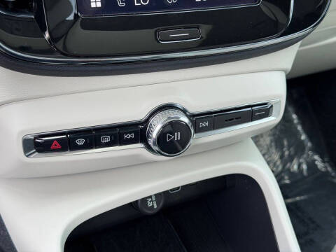 2024 Volvo XC40 B5 Plus Bright Theme
