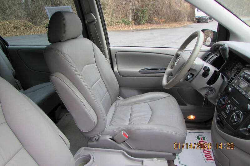 2003 Mazda MPV ES