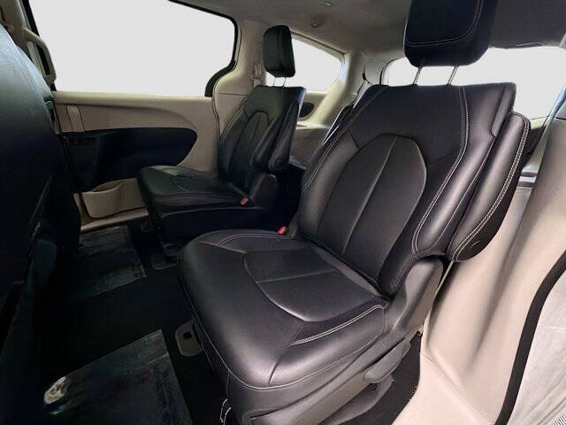 2024 Chrysler Pacifica Plug-In Hybrid Select