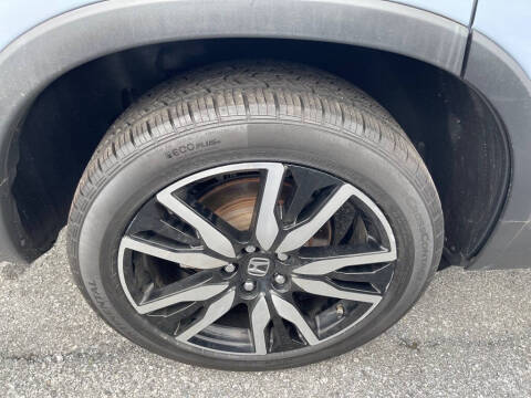 2022 Honda Pilot Touring w/Rear Captain's Chairs