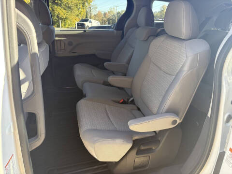 2022 Toyota Sienna LE 8-Passenger