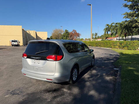 2023 Chrysler Voyager LX