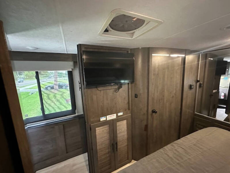 2023 Coachmen RV Leprechaun 298KBR