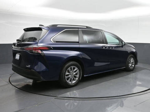 2022 Toyota Sienna LE 8-Passenger