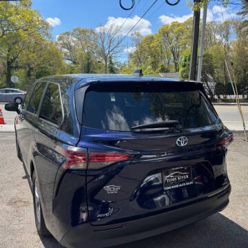 2022 Toyota Sienna LE 8-Passenger