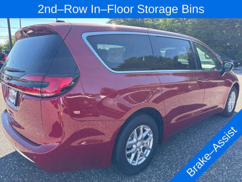 2027 Chrysler Pacifica Select