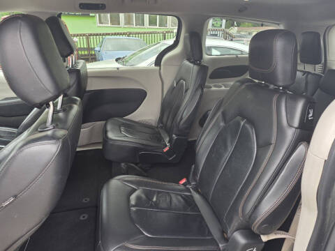 2017 Chrysler Pacifica Touring-L