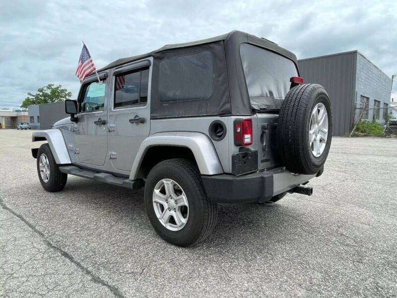 2013 Jeep Wrangler Unlimited Sahara photo 13