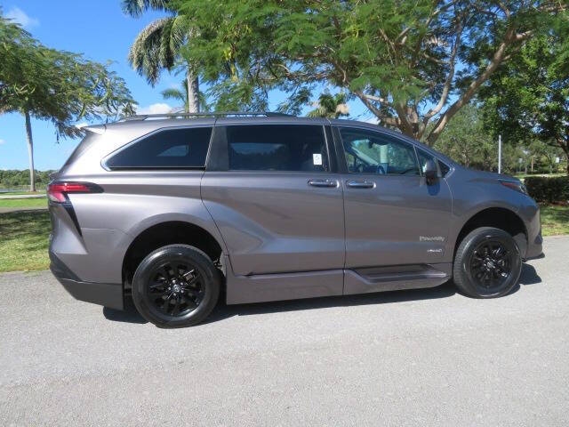 2021 Toyota Sienna XLE 8-Passenger