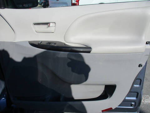 2014 Toyota Sienna LE 7-Passenger